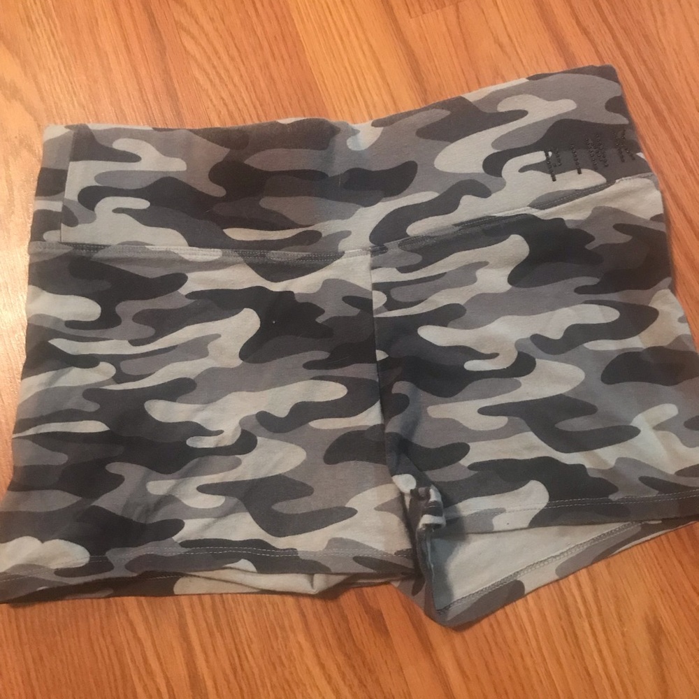 Victoria’s Secret Pink camo knit shorts